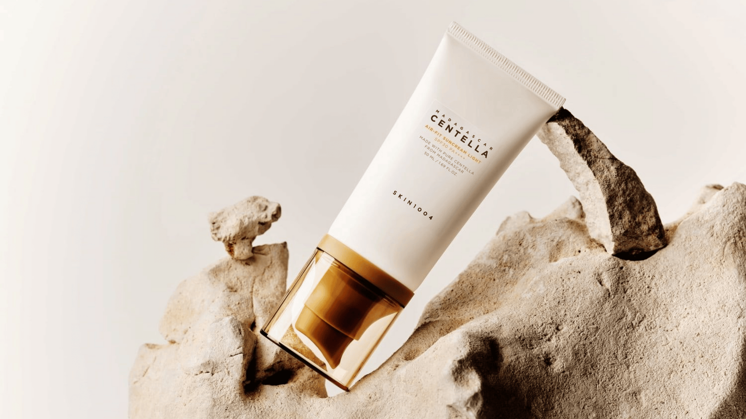 Skin1004 Madagascar Centella Air-Fit Suncream Light SPF50+ är en lätt, återfuktande solkräm berikad med centella från Madagaskar. Lugnar känslig hud och skyddar effektivt mot UV-strålar utan att kännas klibbig eller tung.
