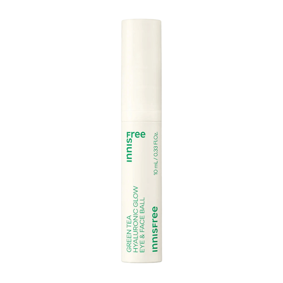 Innisfree Green Tea Hyaluronic Glow Eye & Face Ball presenteras i en vit flaska med grön text. Produkten har en rund appliceringsdel och innehåller 10 ml. Designen är enkel och elegant, med fokus på produkten i förgrunden.