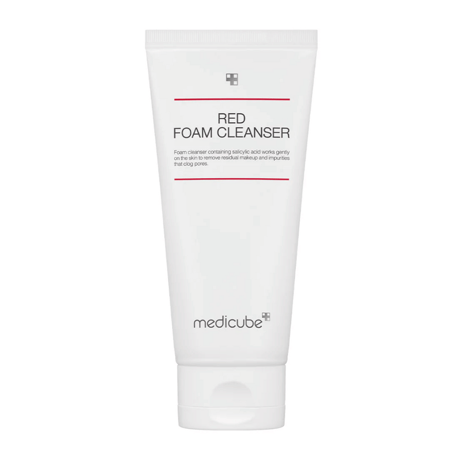 Produktbild på Medicube Red Foam Cleanser i vit tub med röda linjer och svart text, stående upprätt mot en vit bakgrund.