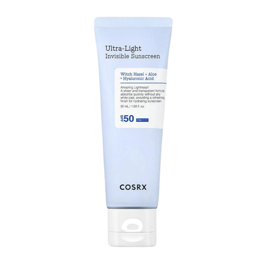 COSRX Ultra-Light Invisible Sunscreen i blå tub med SPF 50 PA++++, innehåller trollhassel, aloe vera och hyaluronsyra – lätt formula utan vit hinna för återfuktande solskydd.
