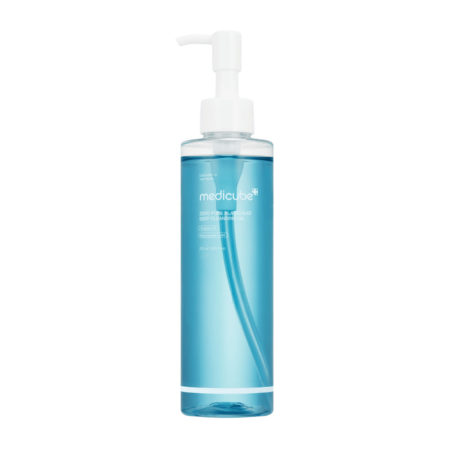 Flaska av Medicube Zero Pore Blackhead Deep Cleansing Oil i blå förpackning med vit pump, mot vit bakgrund.