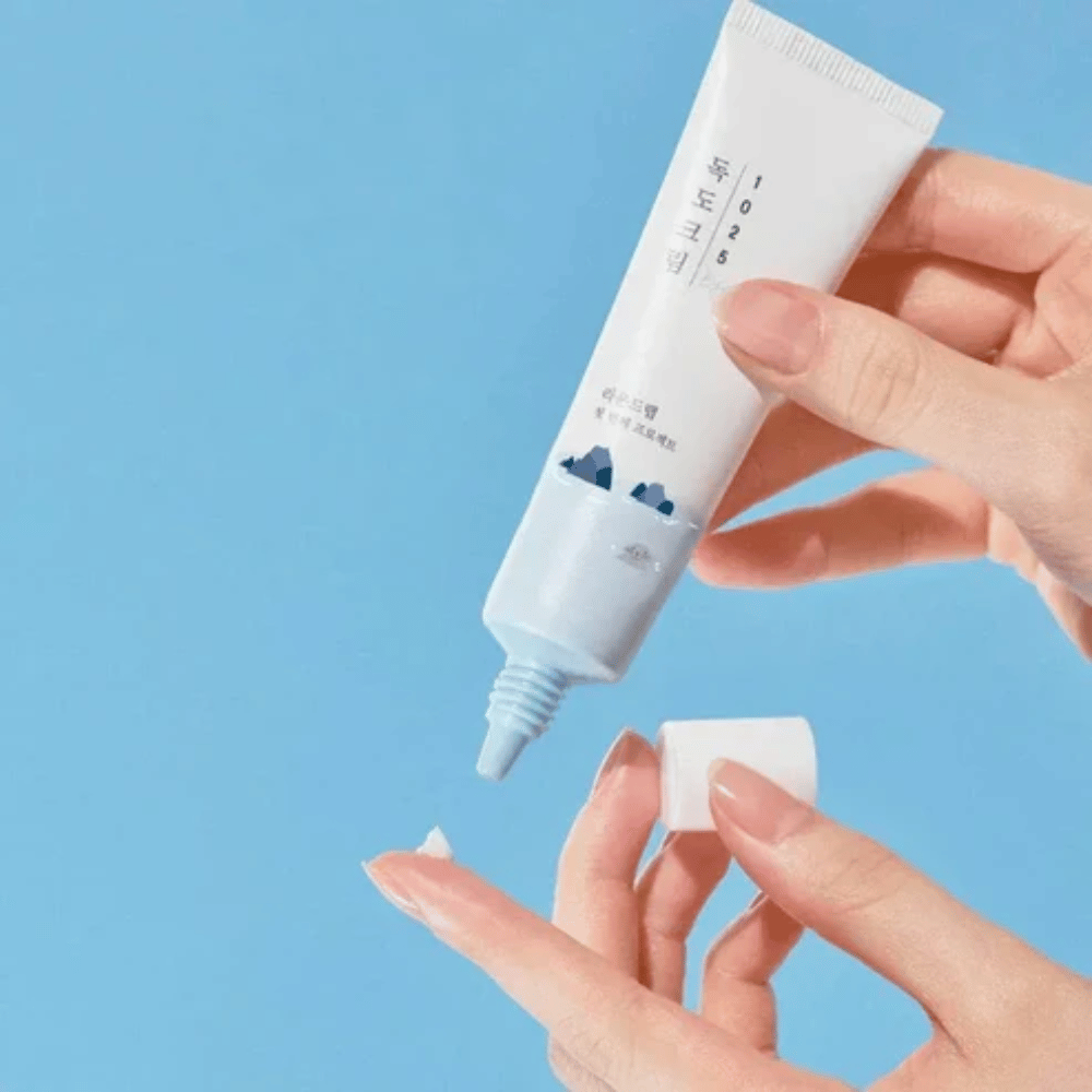 Round Lab 1025 Dokdo Eye Cream tubka z lekkim kremem nakładanym na opuszek palca do delikatnej pielęgnacji wrażliwej skóry wokół oczu
