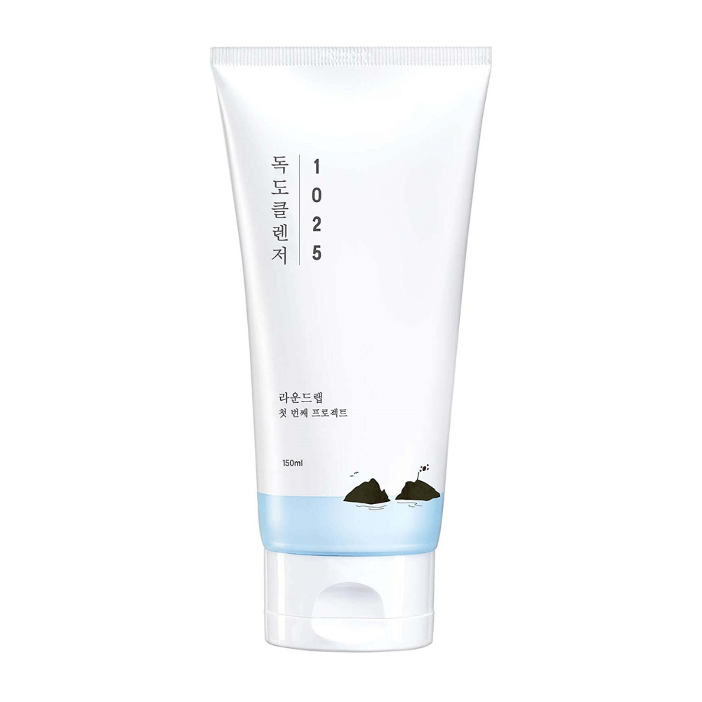 Round Lab 1025 Dokdo Cleanser w białej tubie z niebieskim spodem i czarnym nadrukiem, wycięta na białym tle.