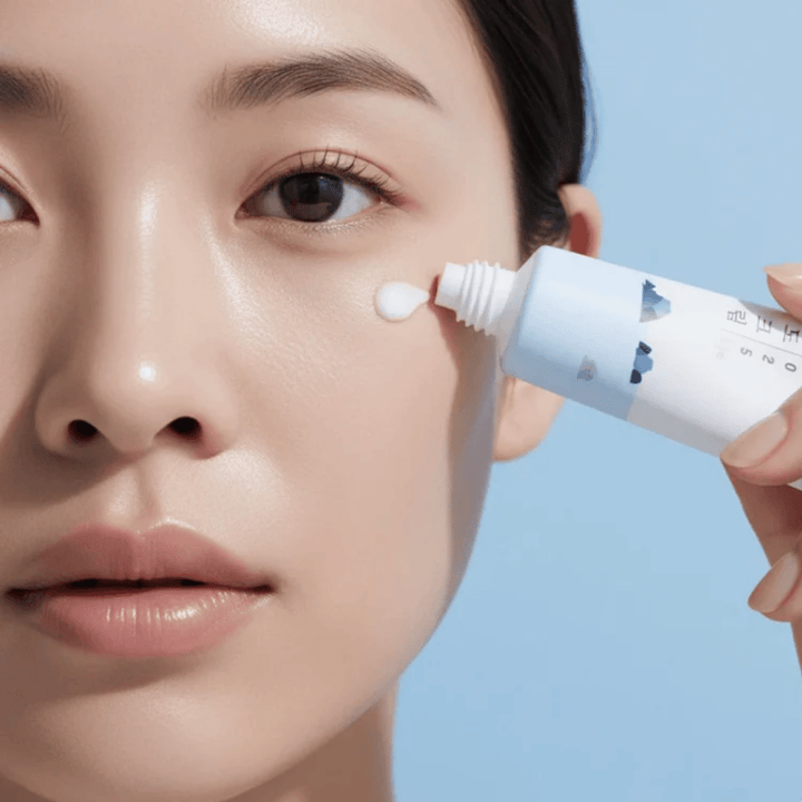 Round Lab 1025 Dokdo Eye Cream nakładany na skórę pod okiem, nawilżający Krem pod oczy, który zapewnia gładszą skórę i zmniejsza drobne linie