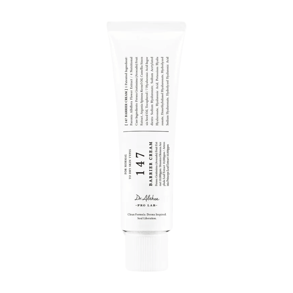 Obraz przedstawia tubkę Dr. Althea's "147 Barrier Cream". Opakowanie jest proste i eleganckie z białym tłem i czarnym tekstem. Tekst na tubce zawiera informacje o produkcie, w tym jego funkcję jako kremu barierowego, oraz wspomina, że jest to czysta formuła, inspirowana dermatologicznie i przeznaczona do "uwolnienia komórek". Wydaje się być produktem do pielęgnacji skóry zaprojektowanym w celu wzmocnienia naturalnej bariery ochronnej skóry.
