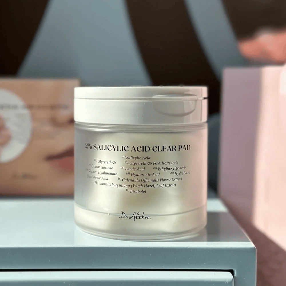 Dr. Althea 2% Salicylic Acid Clear Pad słoik na półce. Koreańskie płatki eksfoliujące z kwasem salicylowym, PHA i kwasem hialuronowym dla zanieczyszczonej skóry i zatkanych porów.