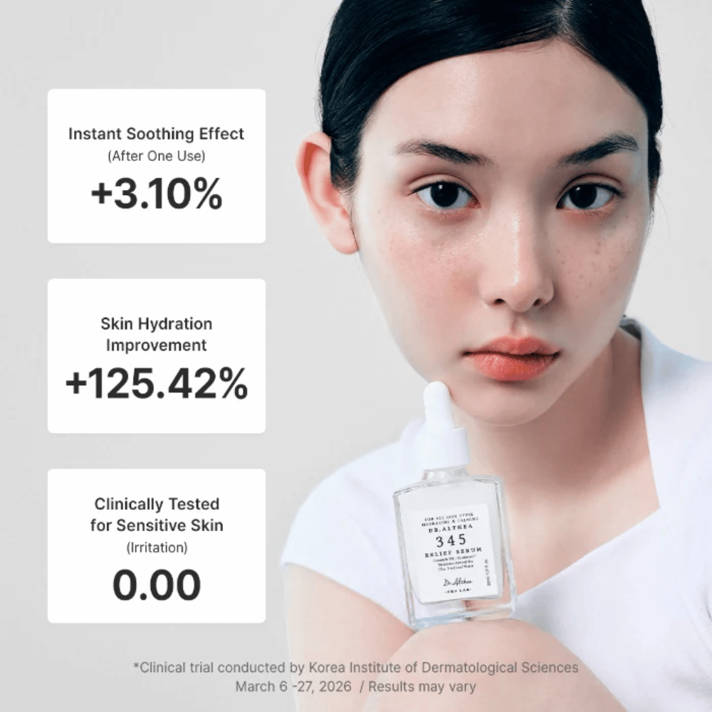 Modelka trzyma Dr. Althea 345 Relief Serum – kojące serum dla skóry wrażliwej, które nawilża i wzmacnia barierę skórną.