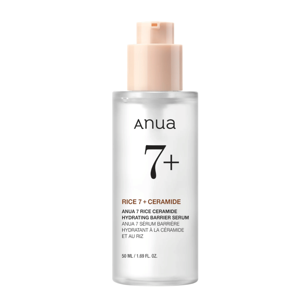 Butelka "Anua 7+ Rice Ceramide Hydrating Barrier Serum" o przejrzystym i minimalistycznym designie. Opakowanie jest przezroczyste z jasnoróżową pompką i zawiera 50 ml serum wzbogaconego ryżem i ceramidami, aby nawilżać i wzmacniać barierę skórną.