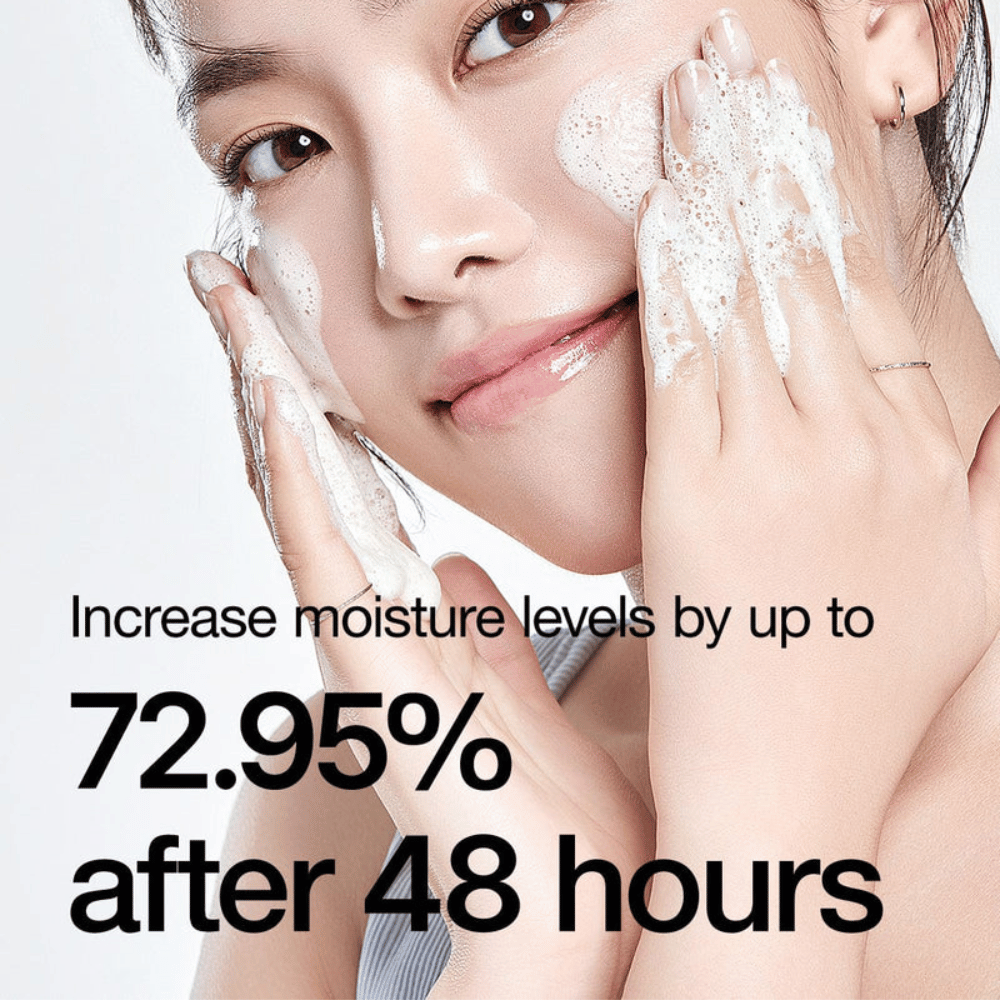 
Anua 8 Hyaluronic Acid Hydrating Gentle Foaming Cleanser to delikatny produkt oczyszczający, który łączy osiem różnych kwasów hialuronowych, aby zapewnić intensywne nawilżenie i nawilżyć skórę. Ten krem myjący tworzy bogatą, miękką pianę, która skutecznie usuwa brud i makijaż, nie wysuszając skóry. Testy kliniczne pokazują, że może zwiększyć poziom nawilżenia do 72,95% po 48 godzinach, co czyni go idealnym dla suchych i wrażliwych typów skóry. 