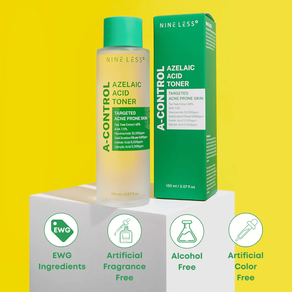 Butelka i opakowanie Nine Less A-Control Azelaic Acid Toner na żółtym tle z zielonymi ikonami oznaczającymi składniki EWG, wolne od alkoholu, perfum i barwników.