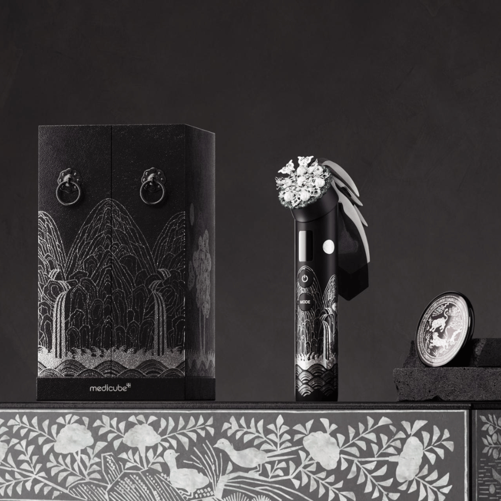 Medicube AGE-R Booster Pro APEC Edition narzędzie do pielęgnacji skóry o ekskluzywnym designie, które poprawia elastyczność skóry, jej blask oraz wchłanianie kosmetyków pielęgnacyjnych.