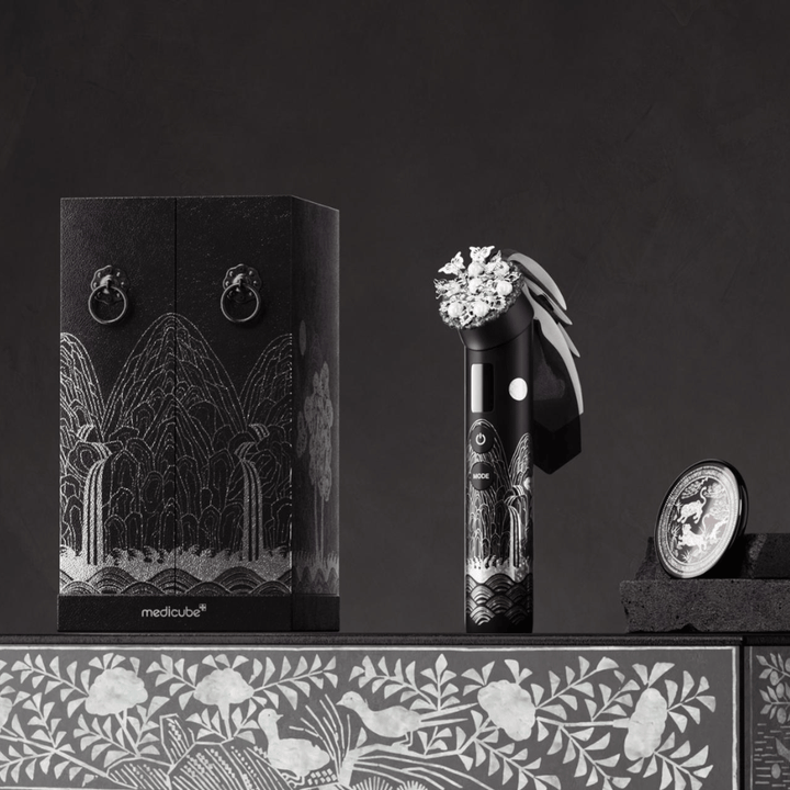 Medicube AGE-R Booster Pro APEC Edition narzędzie do pielęgnacji skóry o ekskluzywnym designie, które poprawia elastyczność skóry, jej blask oraz wchłanianie kosmetyków pielęgnacyjnych.