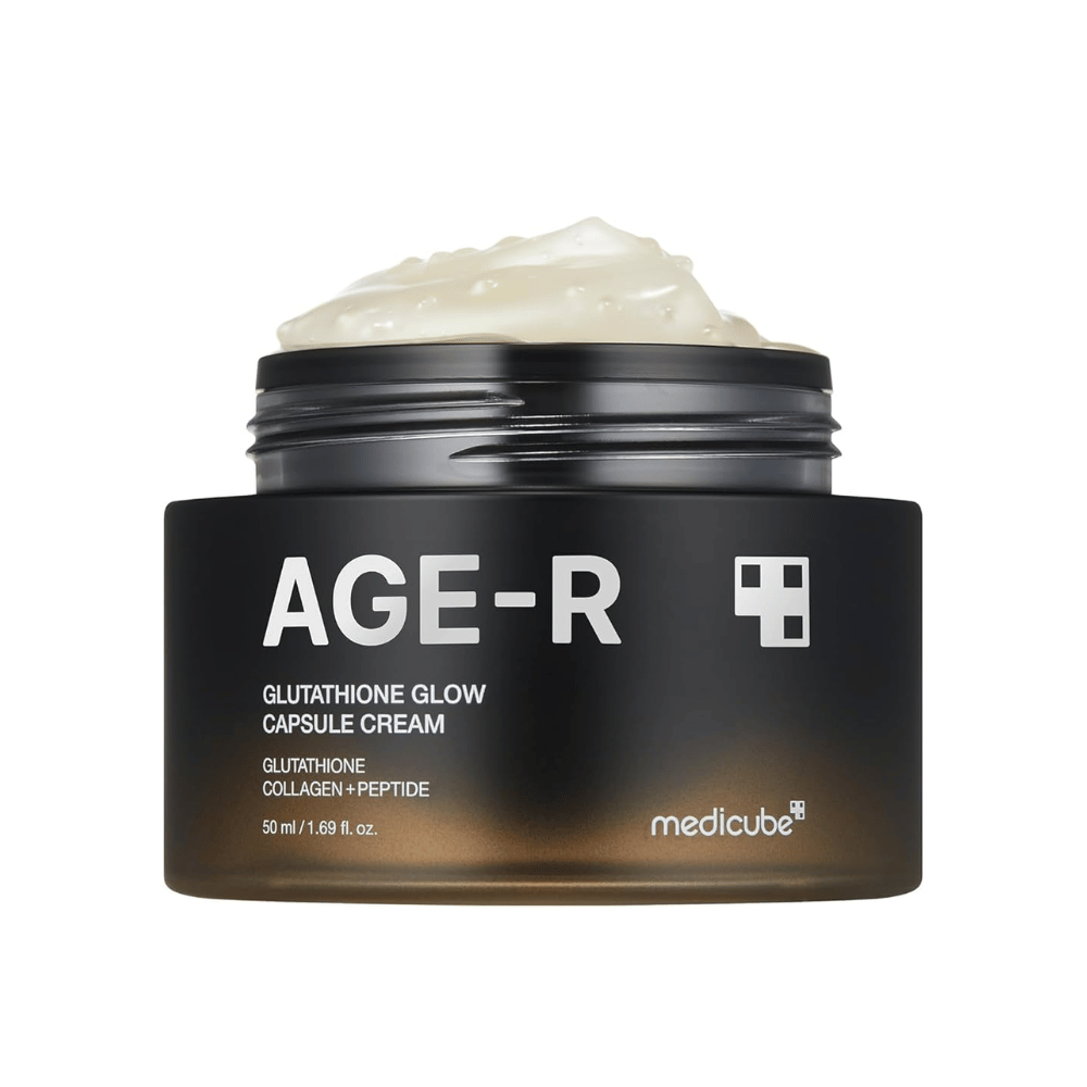 Słoik Medicube Age-R Glutathione Glow Capsule Cream, kremu zawierającego glutation, kolagen i peptyd. Produkt jest zaprojektowany, aby nadać skórze blask i poprawić jej elastyczność. Miękka konsystencja kremu jest widoczna w słoiku.