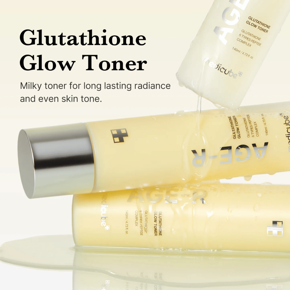 Medicube Age-R Glutathione Glow Toner jest pokazany w żółtej butelce. Produkt jest opisany jako mleczny tonik, który zapewnia długotrwały blask i jednolity koloryt skóry. Tonik zawiera glutation i kompleks peptydowy, aby poprawić wygląd i strukturę skóry.