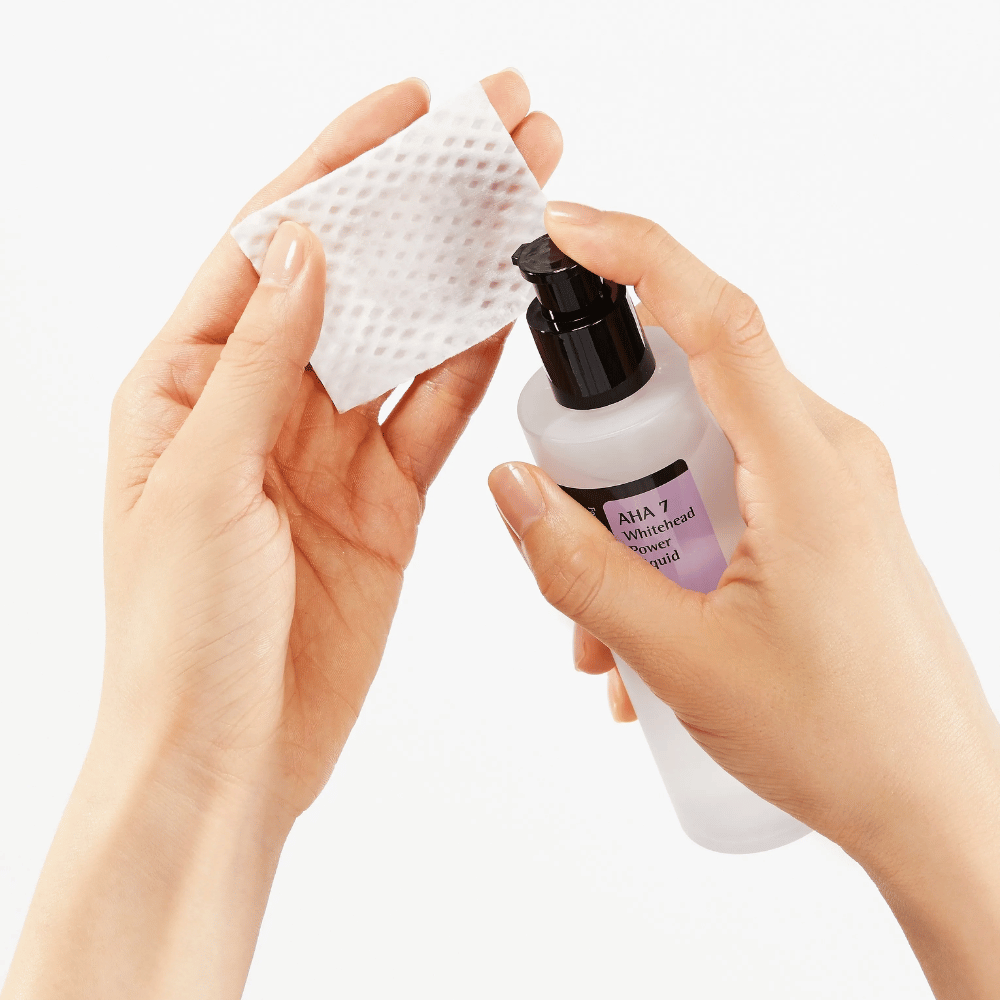 Aplikacja COSRX AHA 7 Whitehead Power Liquid na wacik, peelingujący tonik do twarzy z AHA, aby usunąć martwe komórki skóry i poprawić strukturę skóry.