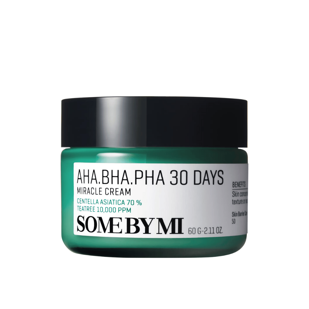 Słoik "SOME BY MI AHA, BHA, PHA 30 Days Miracle Cream". Ten krem do twarzy zawiera 70% centella asiatica i 10,000 PPM oleju tea tree, przeznaczony do łagodzenia i nawilżania skóry, jednocześnie zwalczając problemy skórne, takie jak trądzik. Słoik jest zaprojektowany w charakterystycznym zielonym kolorze z czarną pokrywką.