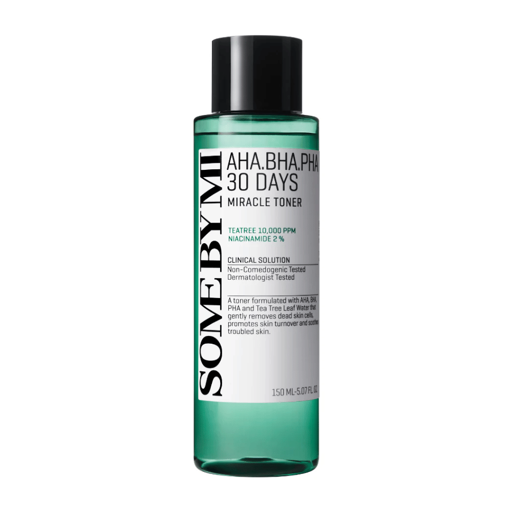 Zielona butelka "SOME BY MI AHA, BHA, PHA 30 Days Miracle Toner" o pojemności 150 ml. Produkt zawiera ekstrakt z drzewa herbacianego i niacynamid, został stworzony, aby delikatnie usuwać martwe komórki skóry, wspierać odnowę skóry i łagodzić problematyczną skórę.