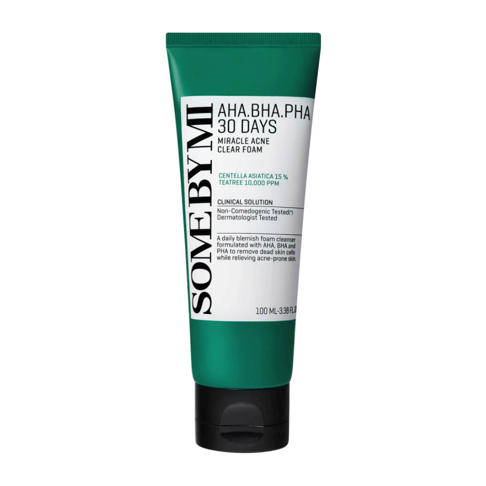 Tuba "SOME BY MI AHA, BHA, PHA 30 Days Miracle Acne Clear Foam". Produkt zawiera centella asiatica i olej tea tree, zaprojektowana do leczenia trądziku i oczyszczania skóry. Tuba ma pojemność 100 ml i jest dermatologicznie testowana, aby zapewnić bezpieczeństwo i skuteczność.