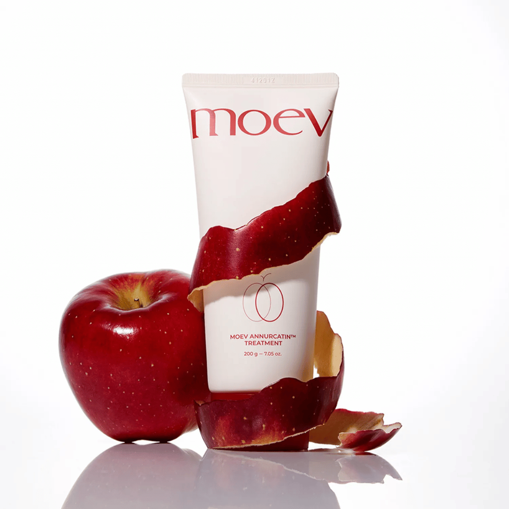 MOEV Annurcatin Treatment razem z czerwonymi jabłkami – symbolizuje naturalną moc jabłka Annurca, które pielęgnuje i chroni włosy głęboko.