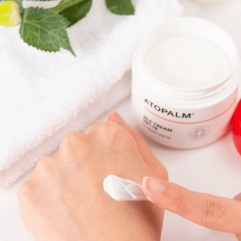 ATOPALM MLE Cream konsystencja – bogaty, ale łatwo wchłanialny krem, który nakłada się na skórę dla intensywnego nawilżenia i wzmacniającej pielęgnacji wrażliwej i suchej skóry.