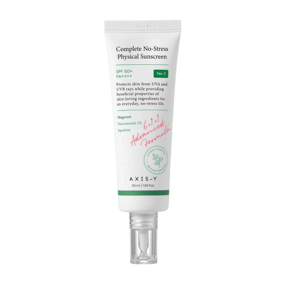 Produkt na zdjęciu to "AXIS-Y Complete No-Stress Physical Sunscreen", wersja 3. Jest to fizyczny filtr przeciwsłoneczny z SPF 50+ i PA+++, który chroni skórę przed promieniowaniem UVA i UVB.