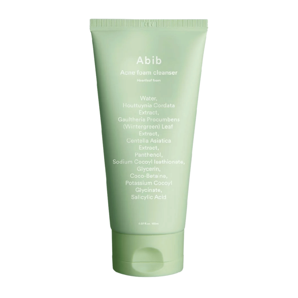 Zielona tubka z Abib Acne Foam Cleanser Heartleaf Foam, z widocznymi składnikami takimi jak Houttuynia Cordata, Centella Asiatica i kwas salicylowy wydrukowanymi z przodu. Produkt stoi pionowo na białym tle.