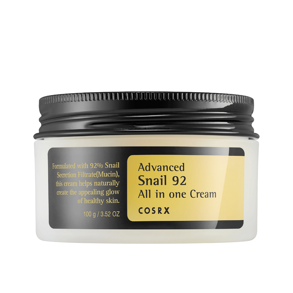 Podgląd zamkniętego COSRX Advanced Snail 92 All in one Cream słoika z czarną pokrywką i żółtą etykietą na białym tle.