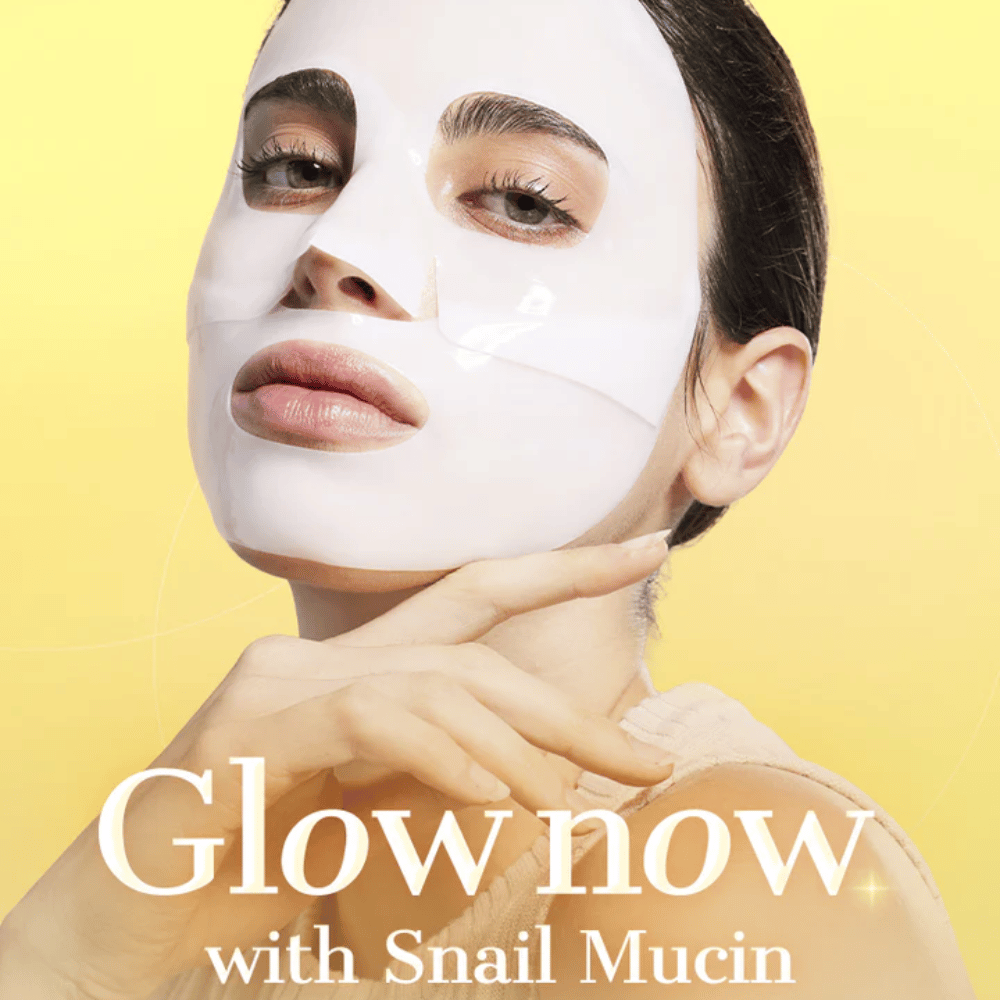 Kobieta z COSRX Advanced Snail Mucin Hydrogel Mask – daje blask, nawilżenie i jędrniejszą skórę dzięki śluzowi ślimaka i kolagenowi.