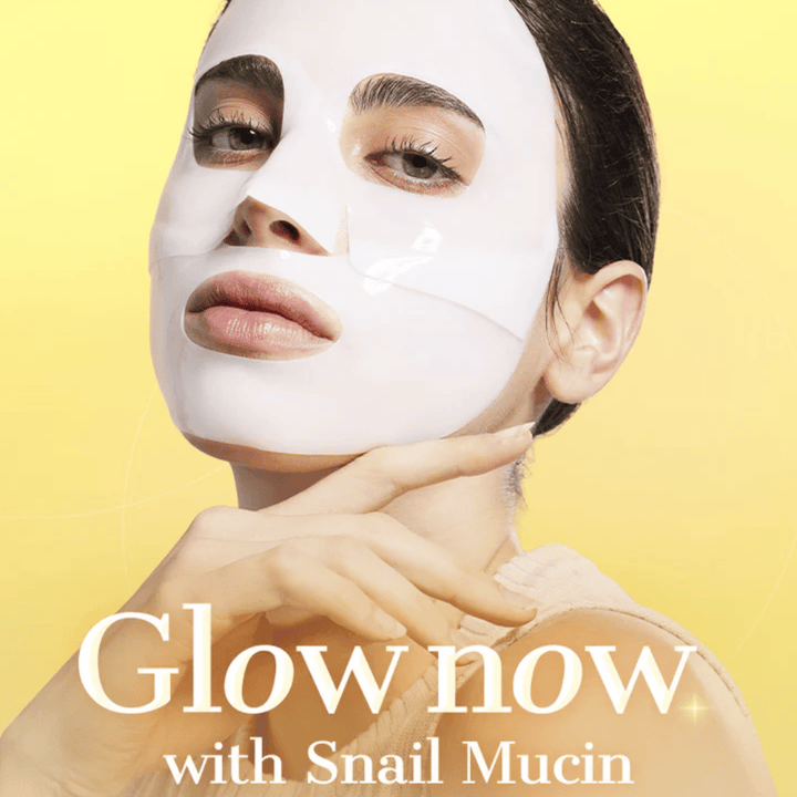 Kvinna med COSRX Advanced Snail Mucin Hydrogel Mask – ger glow, återfuktning och fastare hud med snigelslem och kollagen.