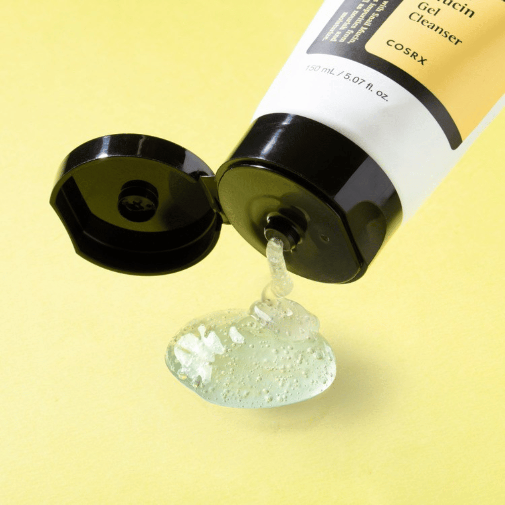Zbliżenie na COSRX Advanced Snail Mucin Gel Cleanser z przezroczystą teksturą żelu – nawilżające K-beauty oczyszczanie dla suchej, wrażliwej i mieszanej skóry.