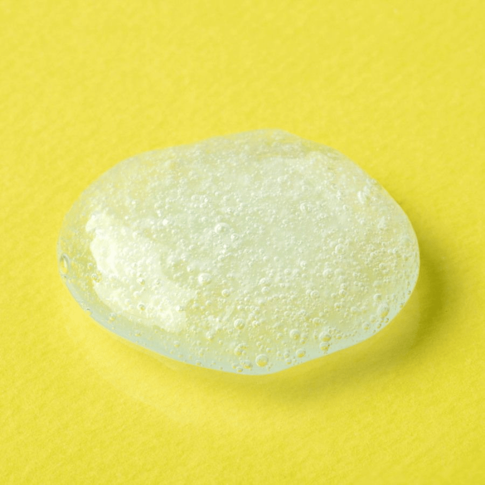 Przezroczysta tekstura żelu od COSRX Advanced Snail Mucin Gel Cleanser na żółtym tle – nawilżające oczyszczanie twarzy z sekretem ślimaka dla miękkiej i zrównoważonej skóry.