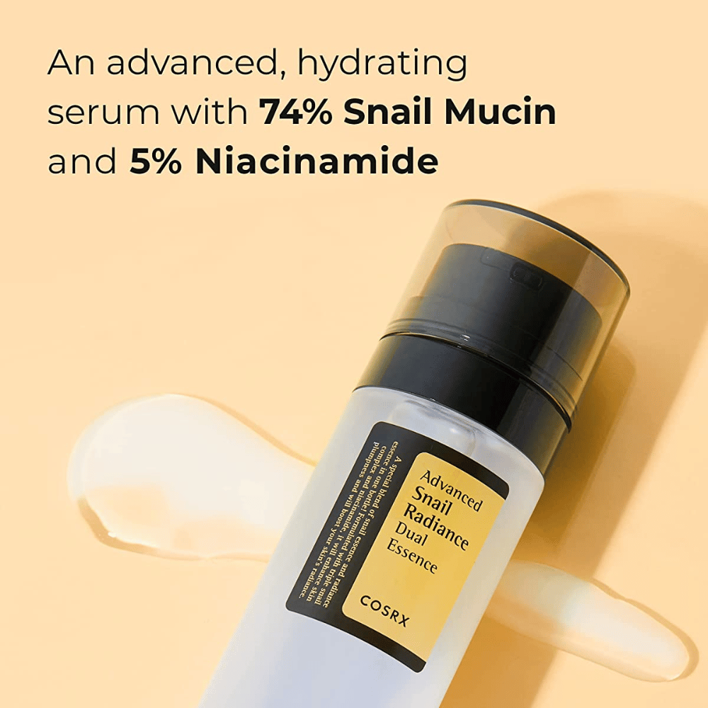 Butelka COSRX Advanced Snail Radiance Dual Essence, 80 ml, z czarną pompką i etykietą, przedstawiona na jasnym tle z tekstem podkreślającym 74% śluzu ślimaka i 5% niacynamidu.