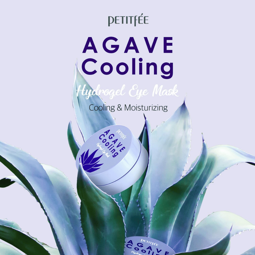 Zdjęcie produktu PETITFEE Agave Cooling Hydrogel Eye Mask umieszczonego wśród dużych liści agawy. Obraz podkreśla chłodzące i nawilżające właściwości w świeżej, inspirowanej roślinami stylistyce.