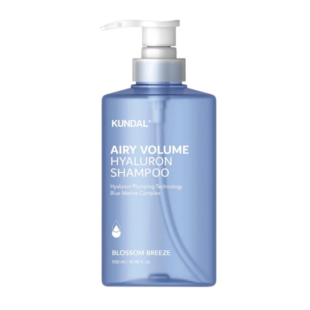KUNDAL Airy Volume Hyaluron Shampoo Blossom Breeze w niebieskiej butelce z pompką, szampon zwiększający objętość z kwasem hialuronowym i kompleksem Blue Marine.
