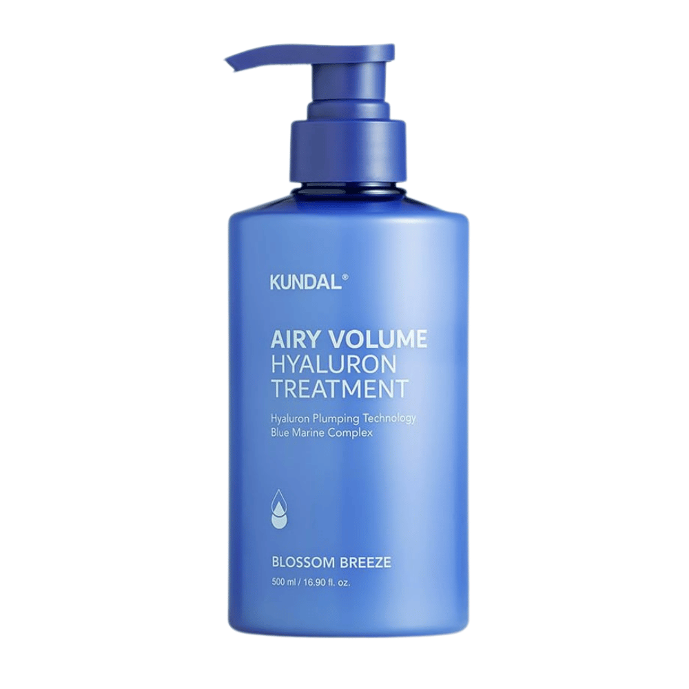 KUNDAL Airy Volume Hyaluron Treatment w niebieskiej butelce z pompką, 500 ml, z napisem Blossom Breeze na etykiecie.