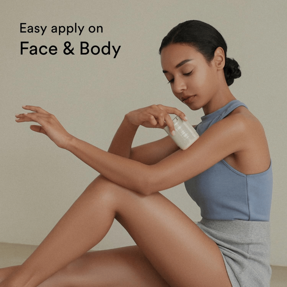 Obrazek przedstawia kobietę nakładającą sztyft przeciwsłoneczny na ramię. Tekst "Easy apply on Face & Body" podkreśla, że produkt jest łatwy w użyciu zarówno na twarzy, jak i na ciele.
