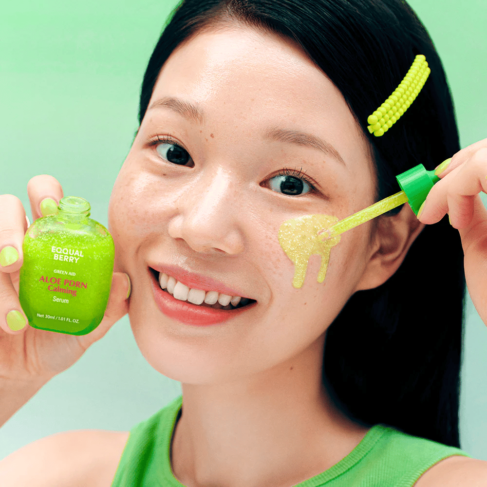 Modelka aplikuje EQQUALBERRY Aloe PDRN Calming Serum za pomocą pipety – lekkie serum żelowe, które łagodzi zaczerwienienia i nadaje naturalny blask.