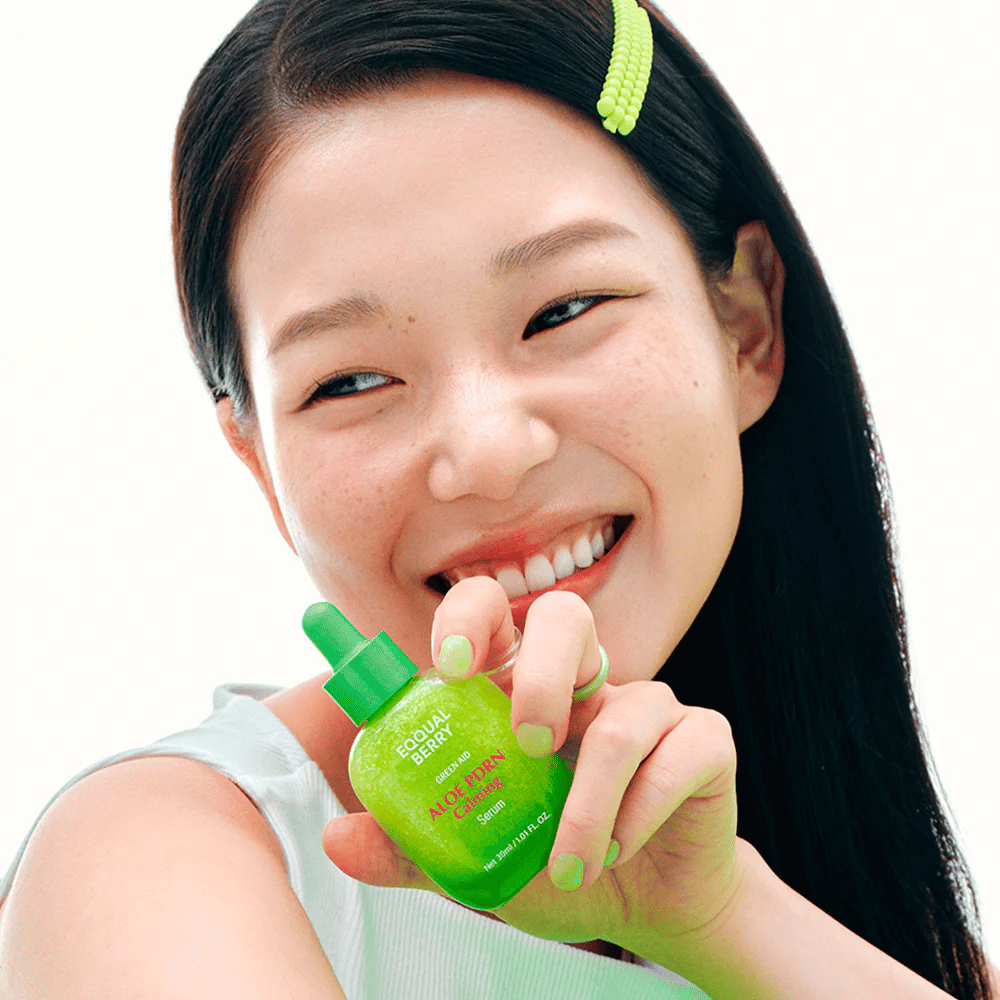 Modelka trzyma EQQUALBERRY Aloe PDRN Calming Serum – łagodzące serum dla wrażliwej skóry z aloesem i PDRN, które wzmacnia barierę skóry.