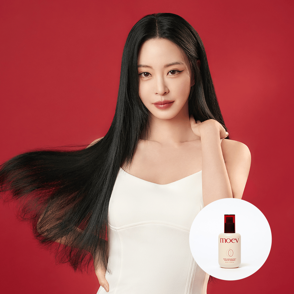 Kobieta z długimi, lśniącymi włosami pokazuje efekt MOEV Annurcatin Hair Oil Essence – koreański olejek do włosów, który nawilża i przeciwdziała puszeniu się, zapewniając jedwabiste włosy.
