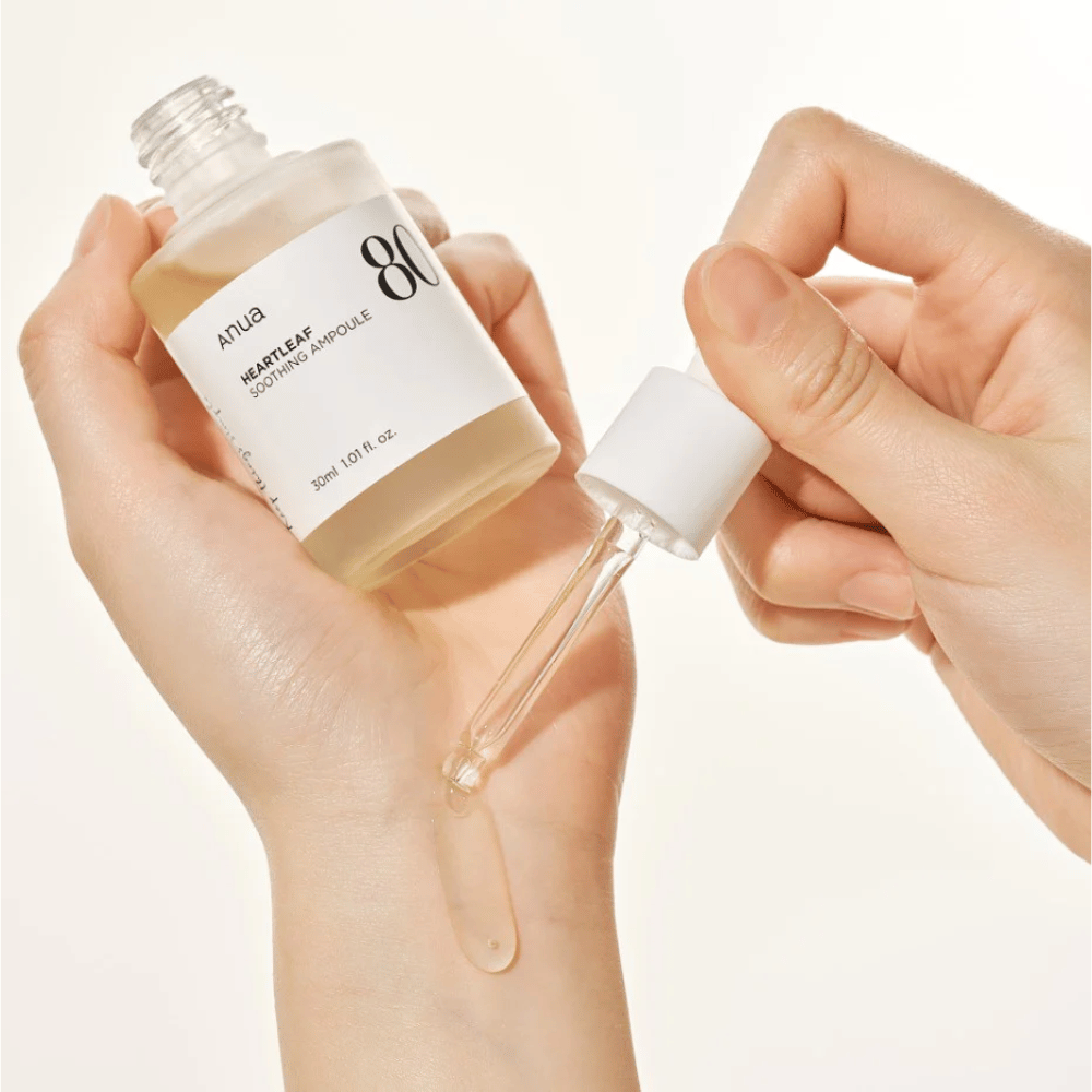 Ręka trzymająca Heartleaf 80% Soothing Ampoule 30ml od Anua.