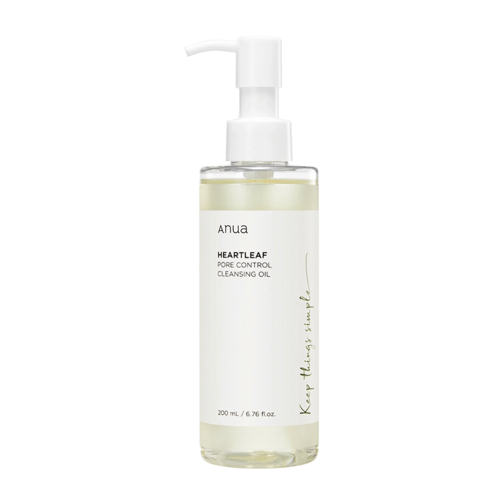 Obraz przedstawia ANUA Heartleaf Pore Control Cleansing Oil, produkt do pielęgnacji skóry przeznaczony do oczyszczania twarzy. Butelka jest przezroczysta, a etykieta ma minimalistyczny design, co daje poczucie czystości i naturalności. Ma pojemność 200 ml / 6.76 fl.oz. i posiada praktyczną pompkę do łatwego dozowania.
