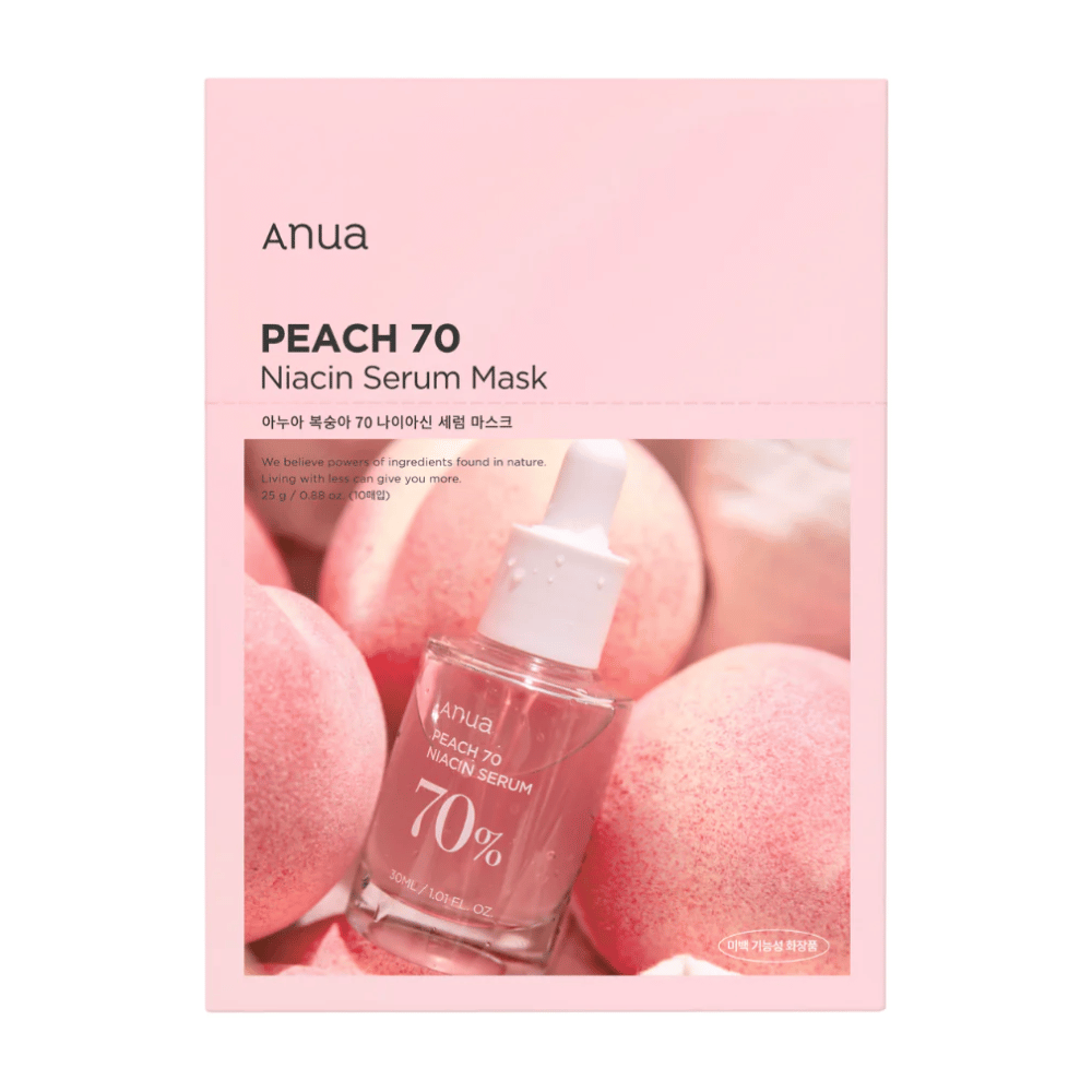 Opakowanie Anua PEACH 70 Niacin Serum Mask na tle brzoskwiń. Różowy design opakowania pasuje do naturalnych odcieni brzoskwiń, a przezroczysta butelka z serum jest częściowo widoczna. Produkt podkreśla użycie składników pochodzenia naturalnego.