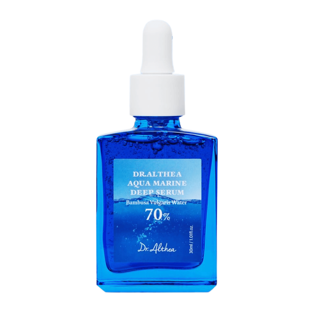 Dr. Althea Aqua Marine Deep Serum 30 ml w niebieskiej szklanej butelce z pipetą, wzbogacone 70% wodą Bambusa Vulgaris dla intensywnego nawilżenia, efektu kojącego i poprawy bariery skórnej.