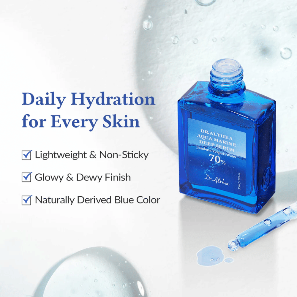 Dr. Althea Aqua Marine Deep Serum w niebieskiej szklanej butelce z pipetą, lekka i nieklejąca formuła, która zapewnia codzienne nawilżenie, promienny i wilgotny efekt oraz naturalny niebieski kolor dla każdego rodzaju skóry.