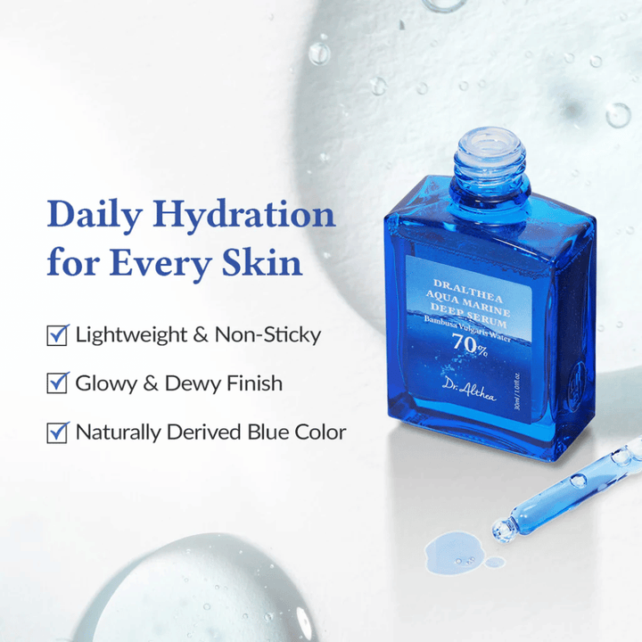 Dr. Althea Aqua Marine Deep Serum w niebieskiej szklanej butelce z pipetą, lekka i nieklejąca formuła, która zapewnia codzienne nawilżenie, promienny i wilgotny efekt oraz naturalny niebieski kolor dla każdego rodzaju skóry.