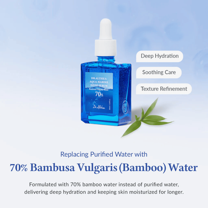 Dr. Althea Aqua Marine Deep Serum w niebieskiej szklanej butelce z pipetą, formułowane z 70% wodą Bambusa Vulgaris (bambus) dla głębokiego nawilżenia, kojącej pielęgnacji i poprawy tekstury skóry.