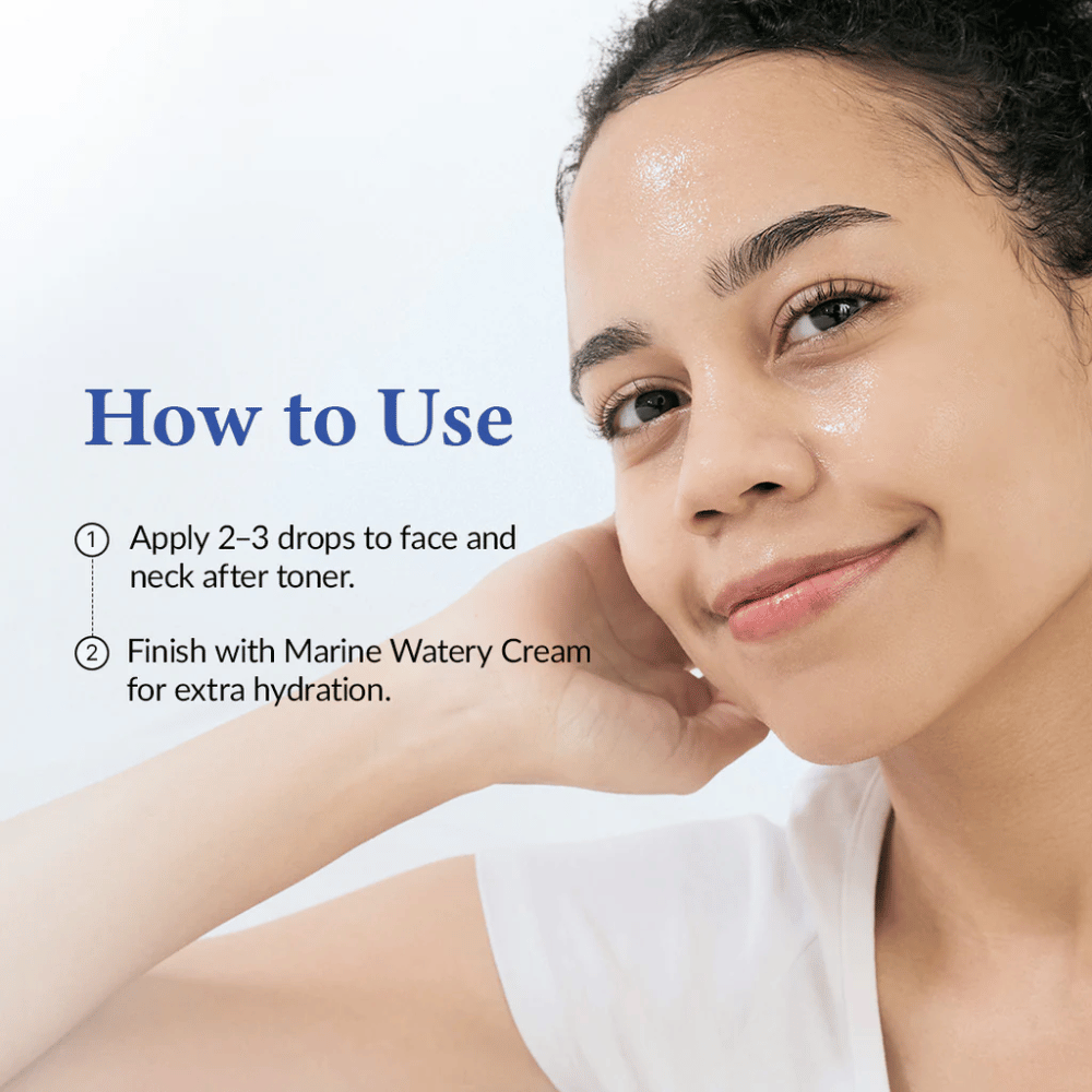Kobieta z nawilżoną, promienną skórą, która nałożyła serum. Zdjęcie pokazujące, jak Dr. Althea Aqua Marine Deep Serum jest używane po toniku dla intensywnego nawilżenia i blasku na twarzy i szyi.