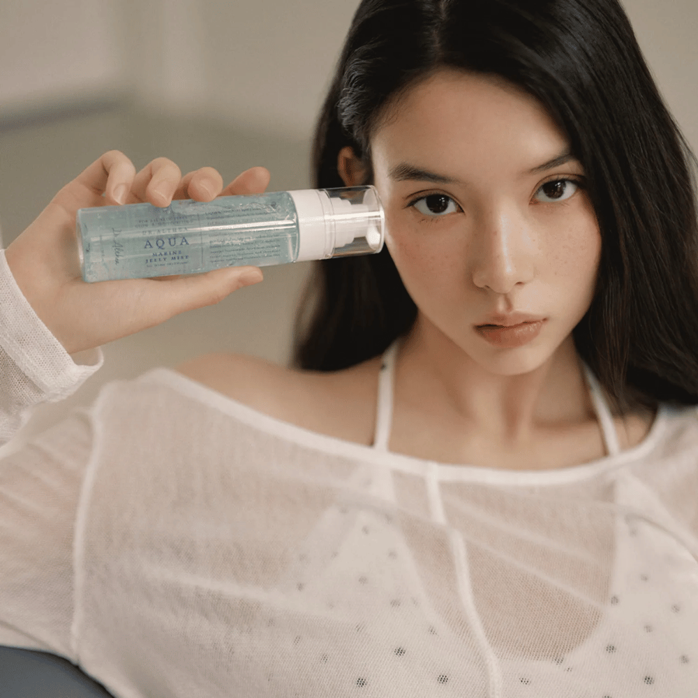 Dr. Althea Aqua Marine Jelly Mist używany na twarzy dla natychmiastowego nawilżenia, blasku i świeżej skóry