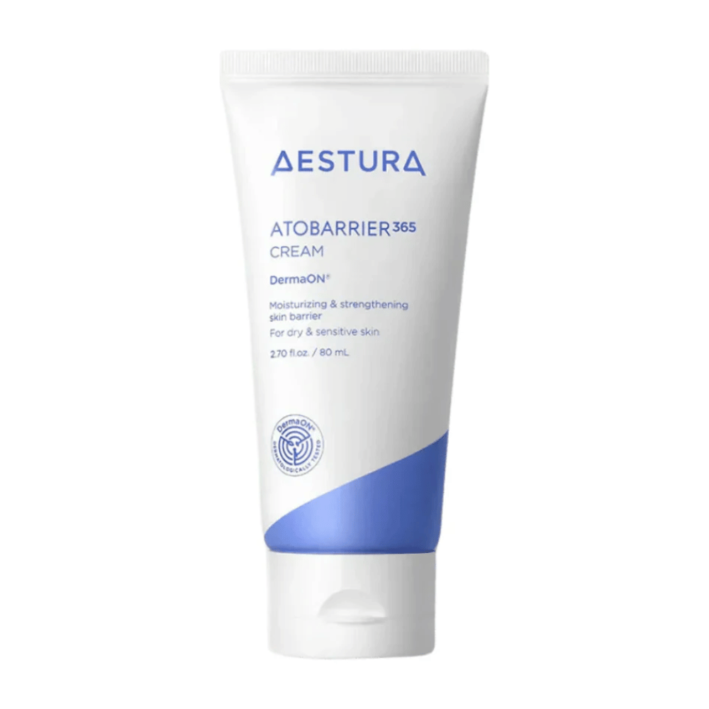 Aestura Atobarrier 365 Cream w tubie 80 ml. Krem jest zaprojektowany, aby nawilżać i wzmacniać barierę skórną, szczególnie dla skóry suchej i wrażliwej. Produkt jest dostępny w białej tubie z niebieskimi detalami i zawiera DermaON™ dla optymalnej pielęgnacji skóry.