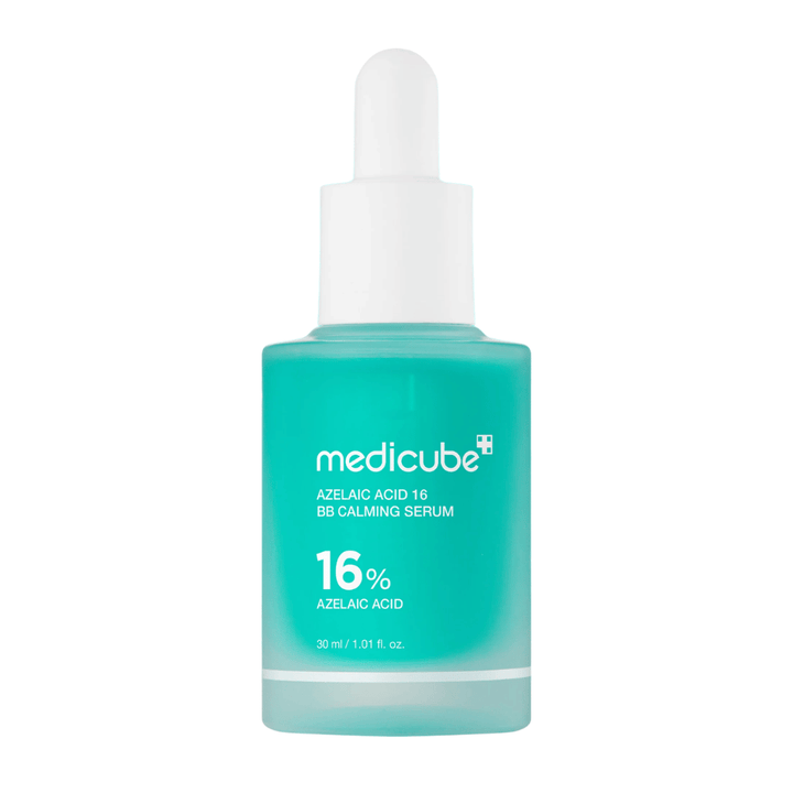 Wyizolowane zdjęcie produktu Medicube Azelaic Acid 16 BB Calming Serum z 16% kwasem azelainowym w turkusowej butelce z pipetą do kojącej i równoważącej pielęgnacji skóry.